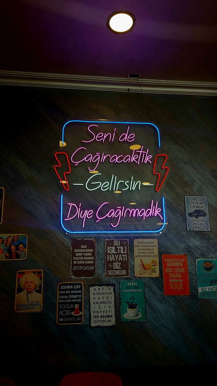 Seni de Çağıracaktık Gelirsin Diye Çağırmadık Yazılı Neon Tabela