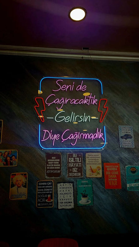 Seni de Çağıracaktık Gelirsin Diye Çağırmadık Yazılı Neon Tabela