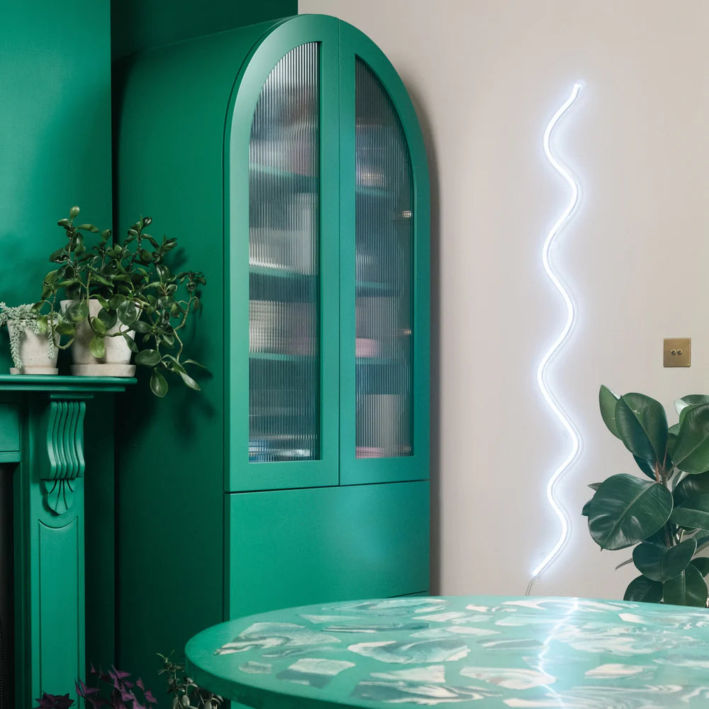 Kıvrımlı Çizgi Tasarımlı Beyaz Neon Işık
