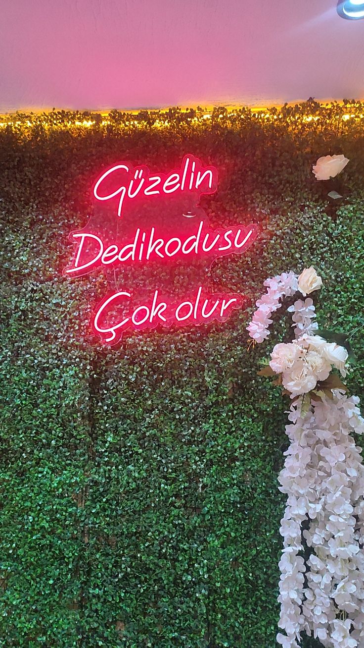 Güzelin Dedikodusu Çok Olur Yazılı Neon LED Aydınlatma